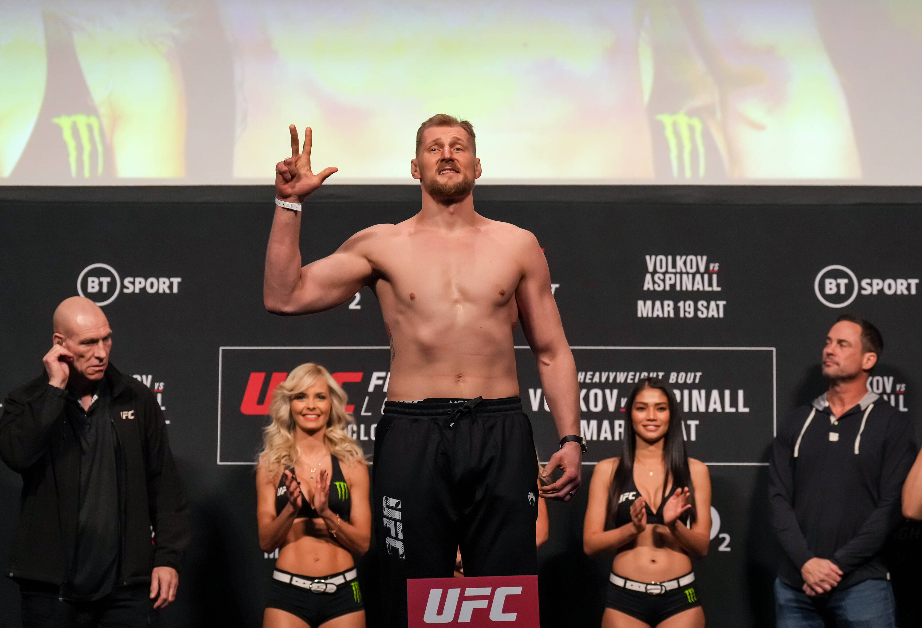 Менеджер Волкова сообщил о переговорах с UFC по организации титульного боя с Аспиналлом